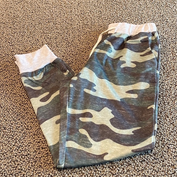 Camo Joggers Size Small in Like New Condition - Picture 1 of 5